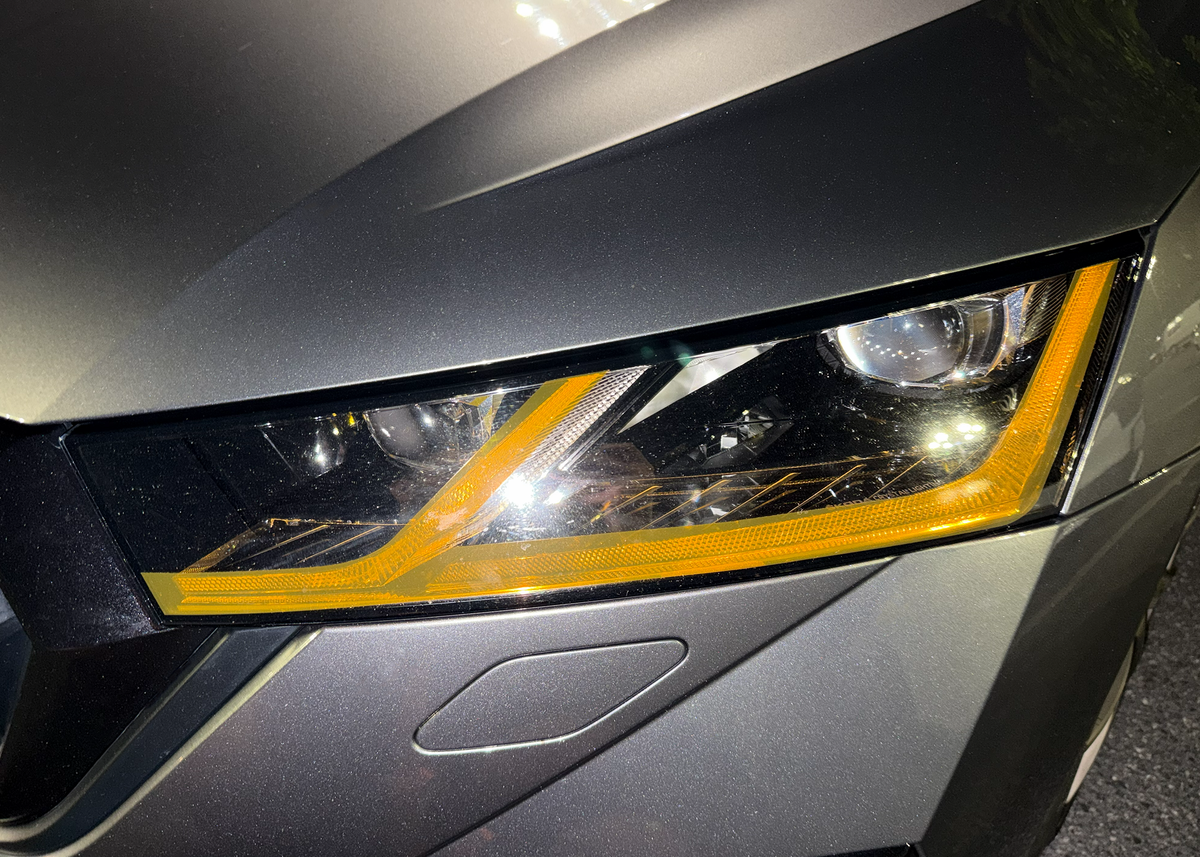 Škoda Octavia 4 - Žlutá fólie na denní svícení - Před Facelift